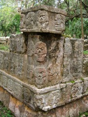 Crânes sculptés dans la pierre à Chichen Itza